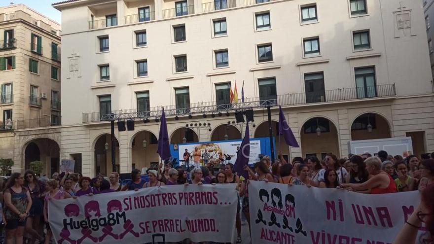 Decenas de personas apoyan en Alicante a la víctima de la manada de Manresa