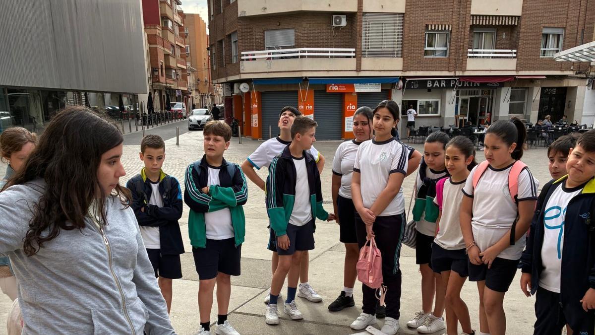 Los alumnos conocen de cerca la Torre.