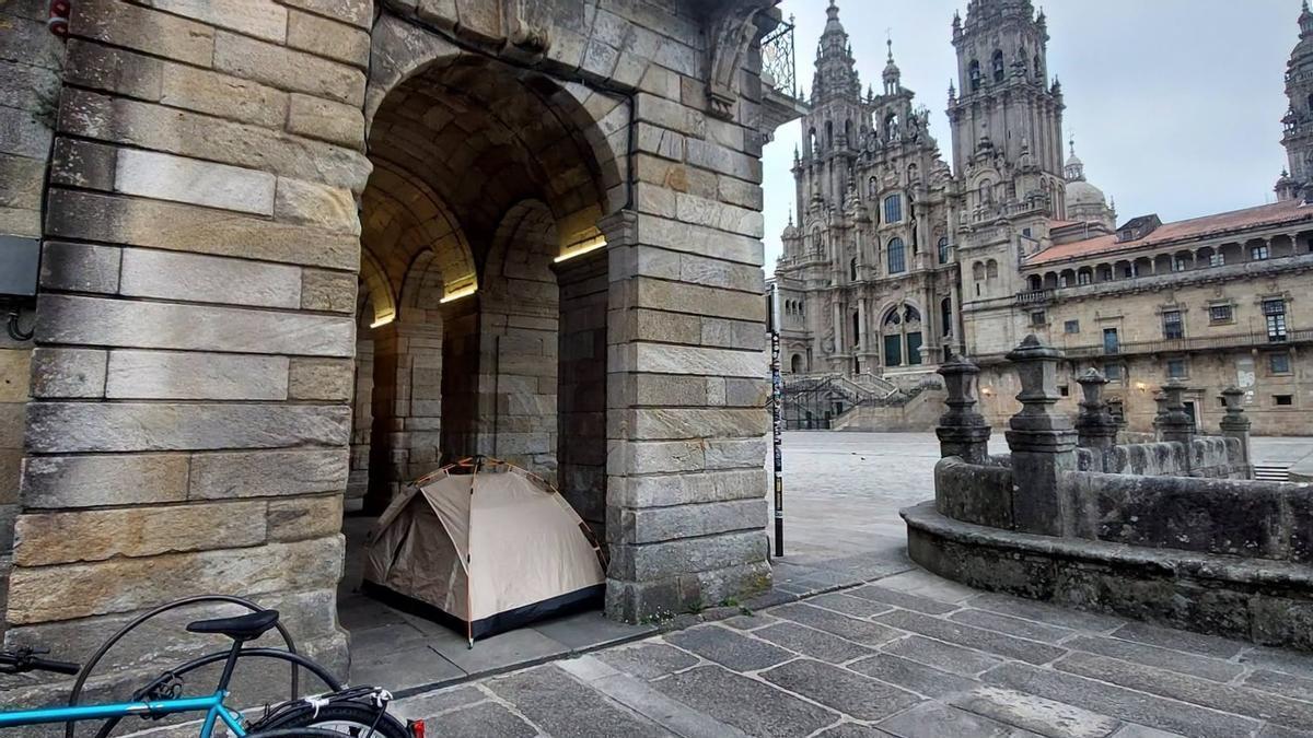 La tienda de campaña instalada este lunes bajo los soportales del Pazo de Raxoi