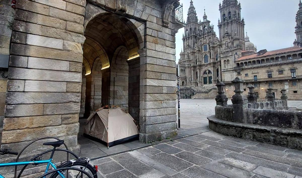 La tienda de campaña instalada este lunes bajo los soportales del Pazo de Raxoi
