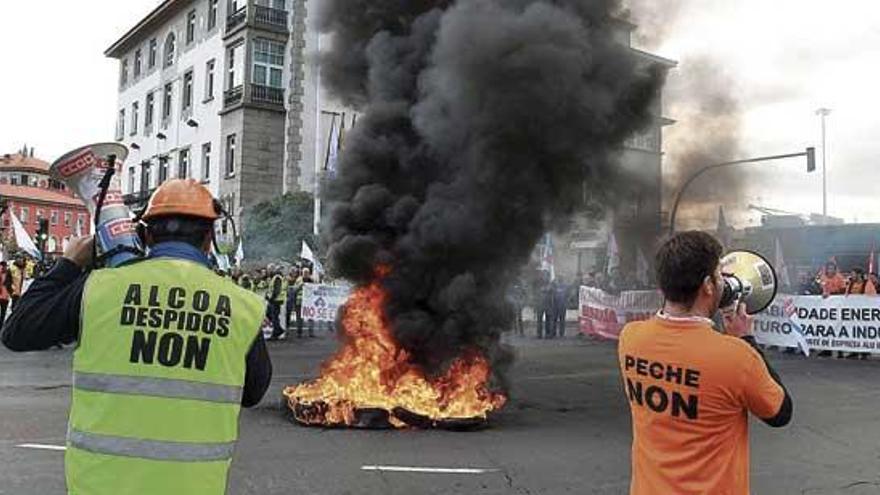 Trabajadores de Alu Ibérica, la antigua Alcoa, en una protesta ante la Delegación del Gobierno.