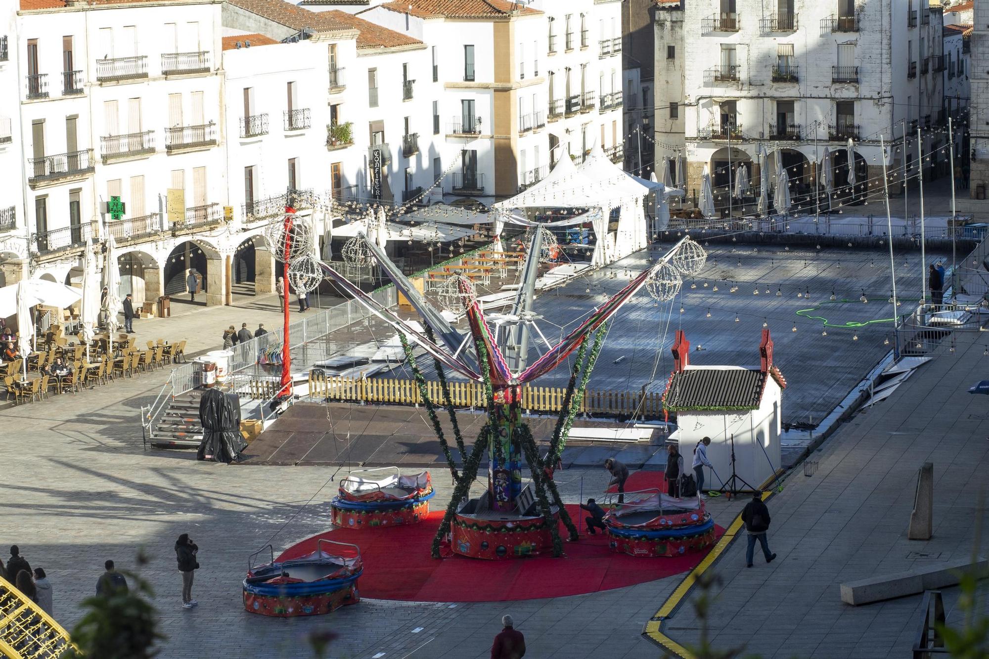 Galería | La lluvia deja a Cáceres sin pista de hielo