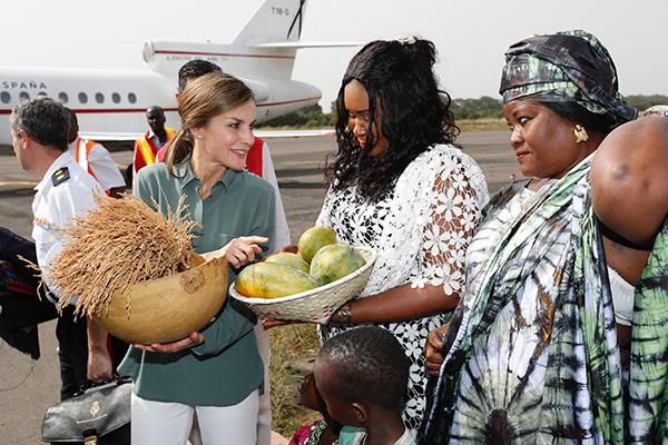 Letizia Ortiz recibe muestras de cariño en el aeropuerto de Ziguinchor