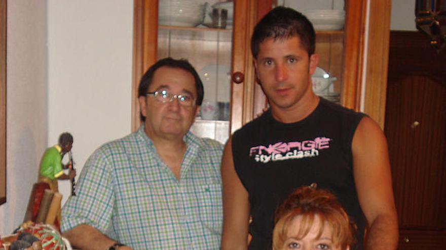 La madre de Pablo, Lola; el hermano del joven, Luis, y el tío, José.