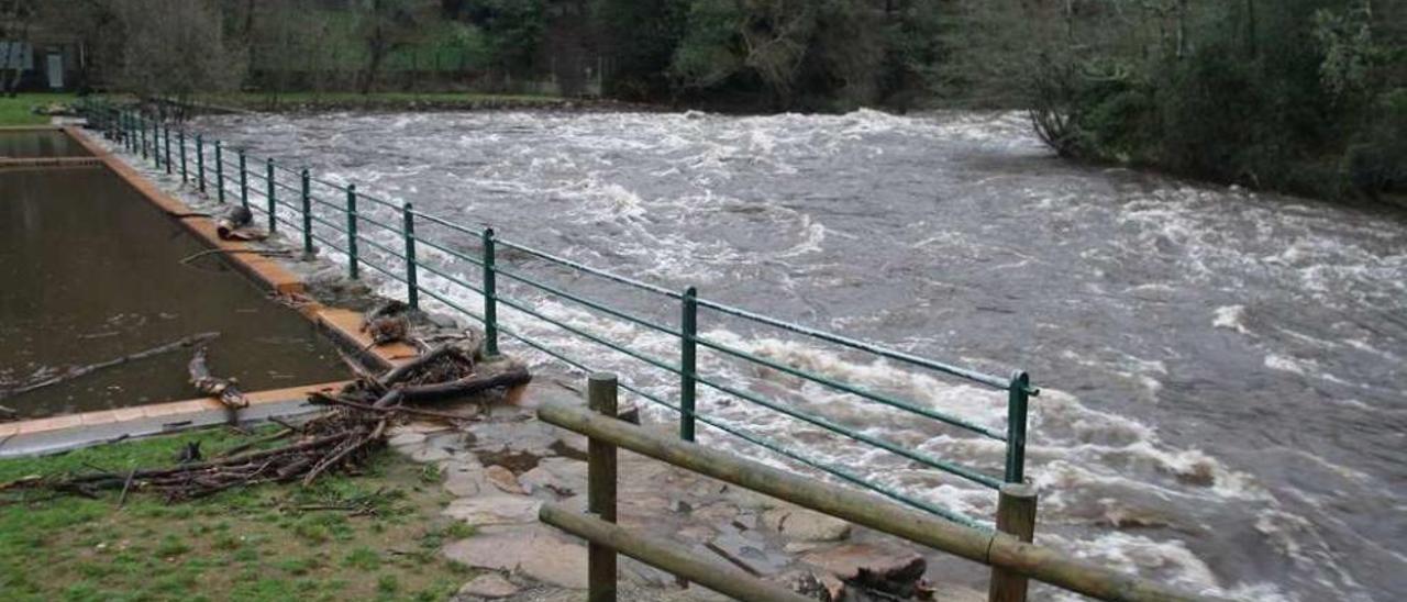 Aspecto del entorno fluvial de A Carixa en el temporal de principios de este mes. // Bernabé/Gutier