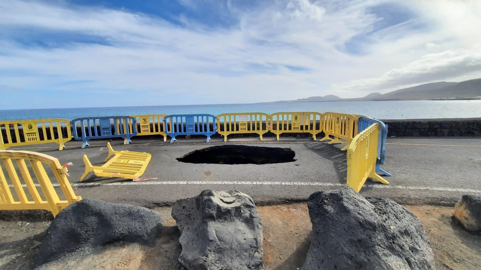 Socavón en el muelle de Punta Mujeres (Haría)