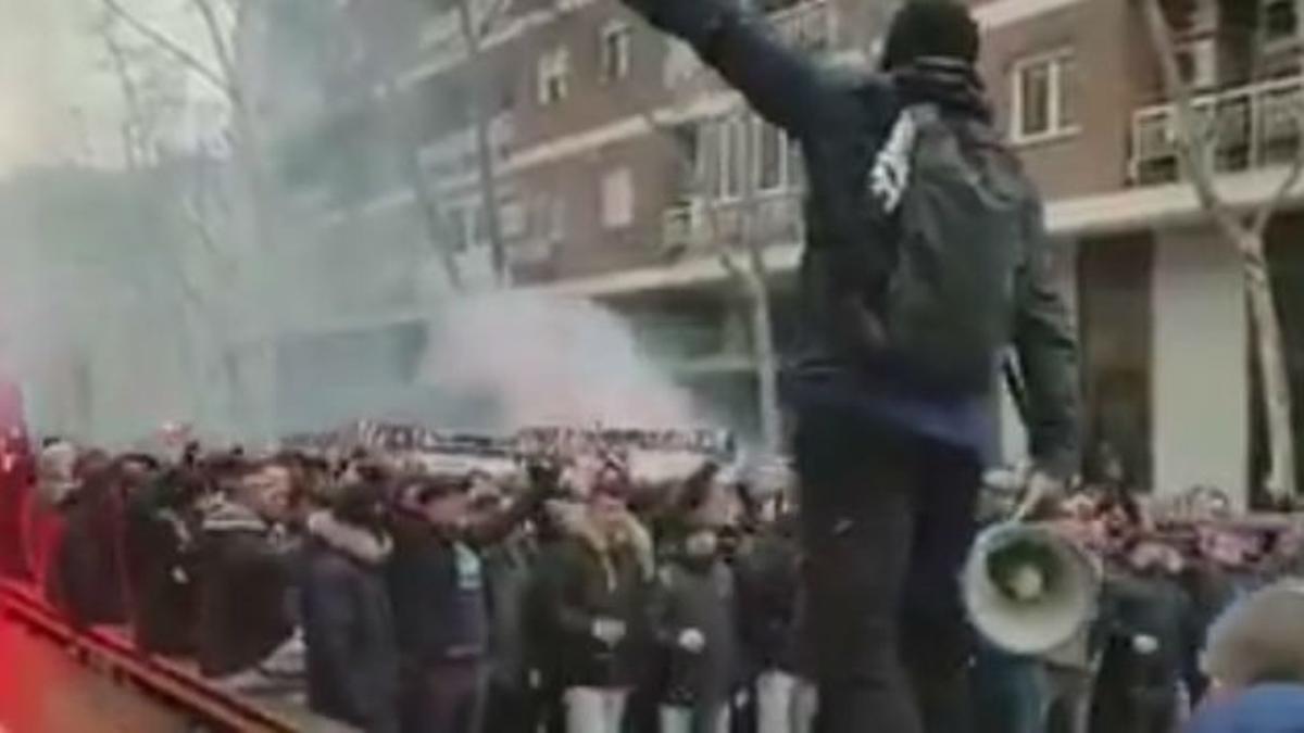 Los aficionados del PSG calientan el partido en los alrededores