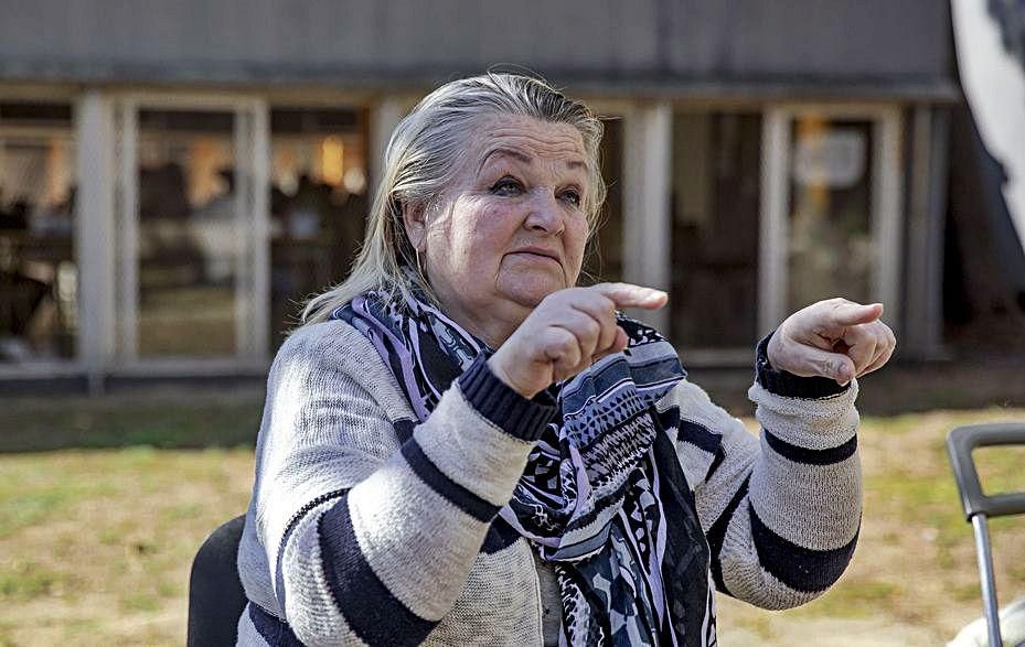 Naida Abanovich, ayer atendiendo a los alumnos.