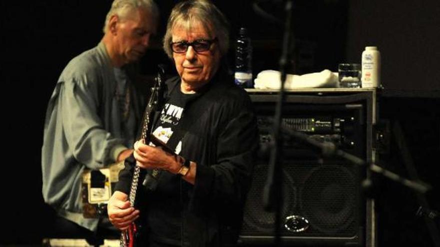 Bill Wyman, durante el concierto que ofreció ayer en Palexco. / carlos pardellas