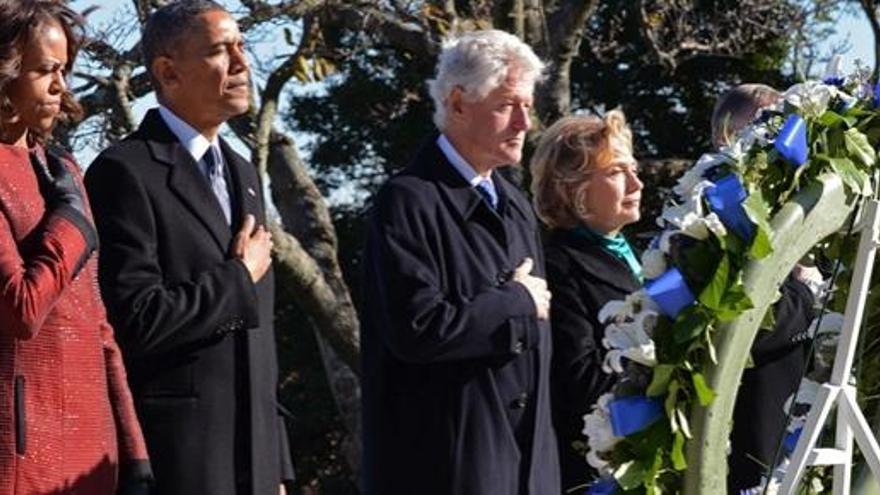 Obama y Clinton, ante la tumba.