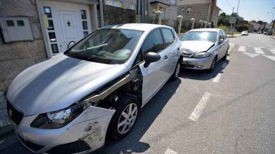 Dos coches aparcados resultaron dañados en el siniestro. // G. Santos