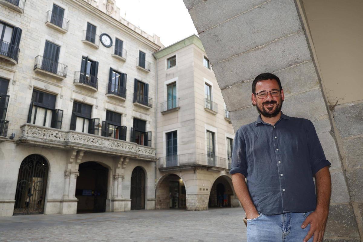 L'alcalde de Girona, Lluc Salellas, sota un dels arcs de la plaça del Vi.
