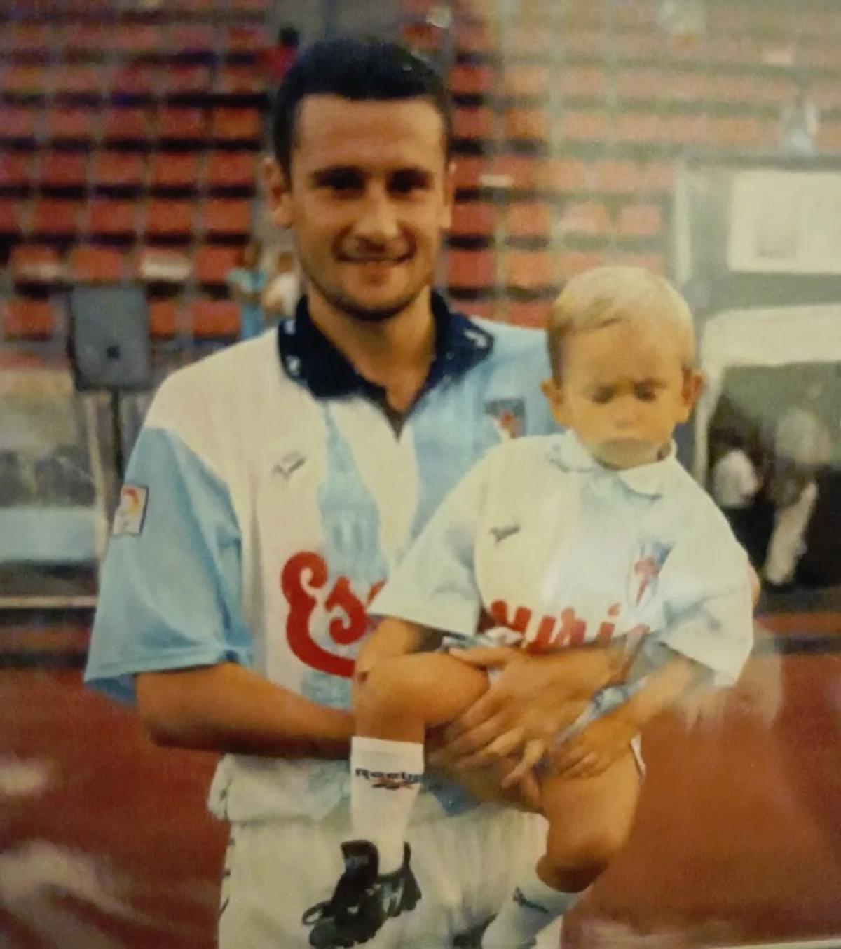 Toño con su hija, cuando esta era apenas un bebé, posando con la equipación del Compos en San Lázaro.