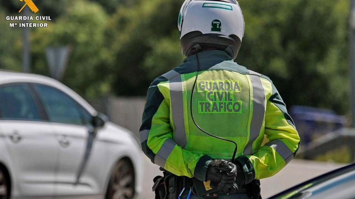 La Guardia Civil revisa los retrovisores de los conductores asturianos: multas de hasta 200 euros