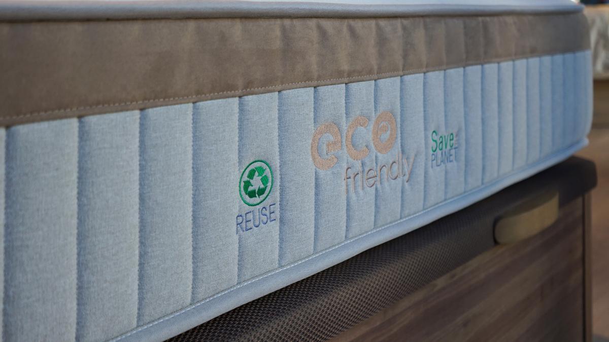 Para producir su colchón Ecofriendly han conseguido reciclar más de 80.000 botellas de plástico