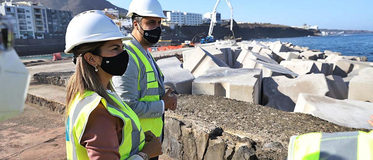 Luis Yeray Gutiérrez y Laura Castro observan los bloques de hormigón del nuevo rompeolas de Bajamar.