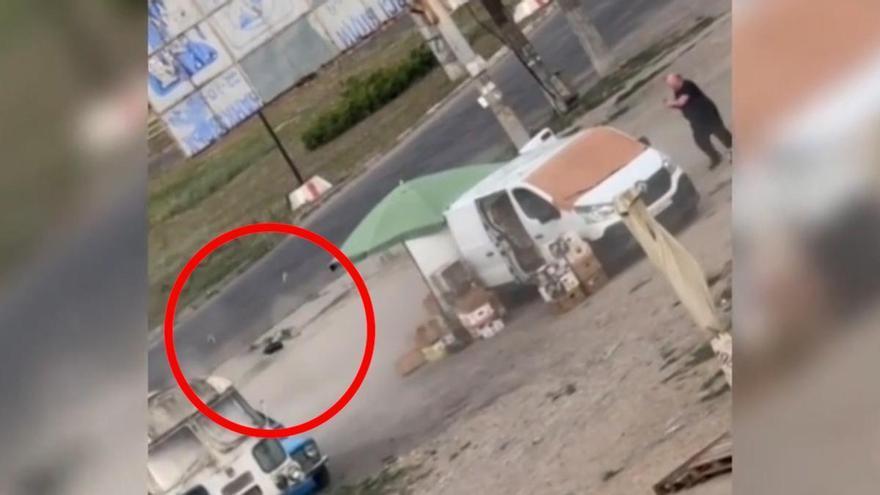 Momento exacto en que un dron ruso explota contra un vendedor de fruta en Jersón