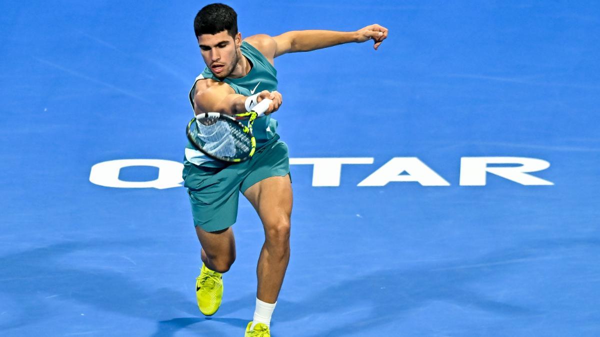 El español Carlos Alcaraz en acción contra el checo Jiri Lehecka durante su partido de cuartos de final del torneo de tenis ATP Qatar Open en Doha