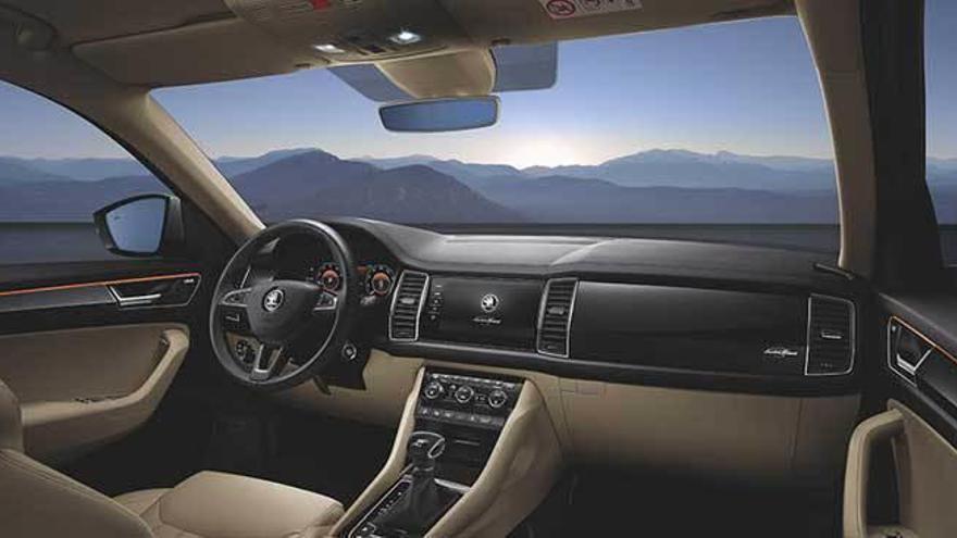 Skoda Kodiaq y, arriba, su lujoso interior.