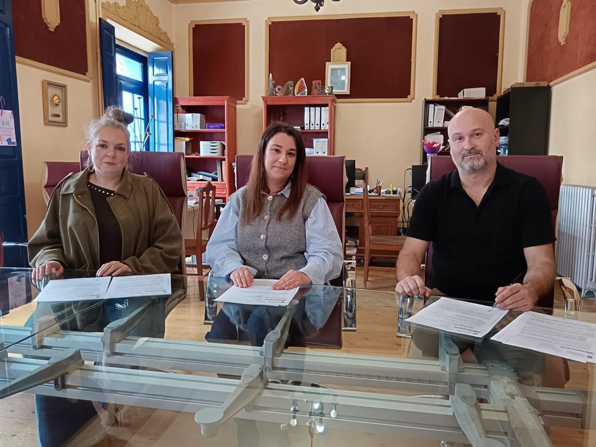 Por la izquierda, Jacaranda García, de GraoAnimals, la concejala Cristina Coalla, y Daniel Menéndez, director del IES César Rodríguez.