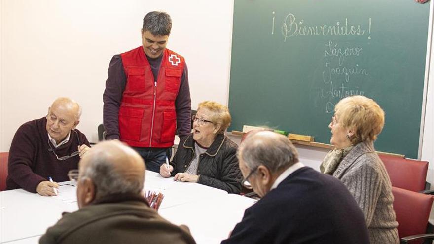 Más de 6.700 cordobeses se benefician de los programas de Cruz Roja para paliar la soledad