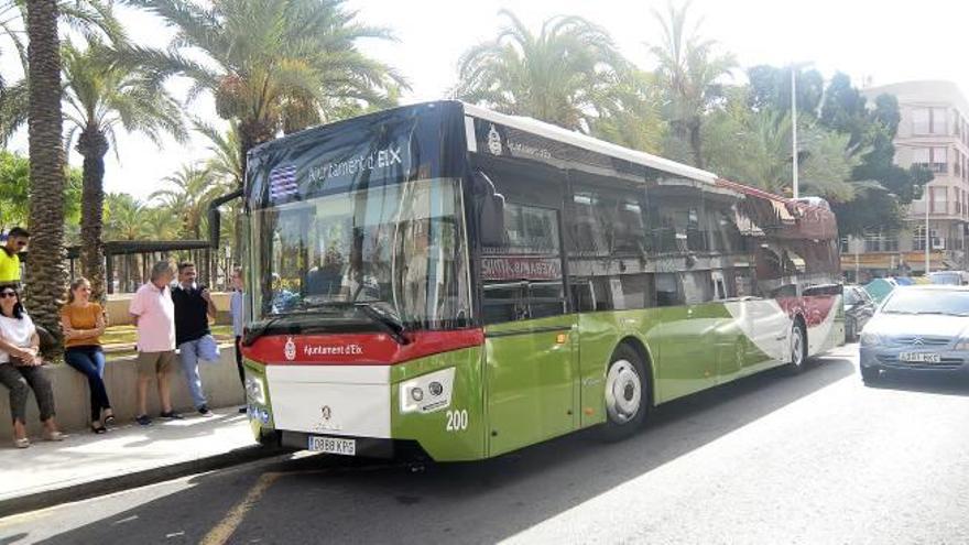 El nuevo autobús urbano que inauguró ayer el Ayuntamiento para la línea L.