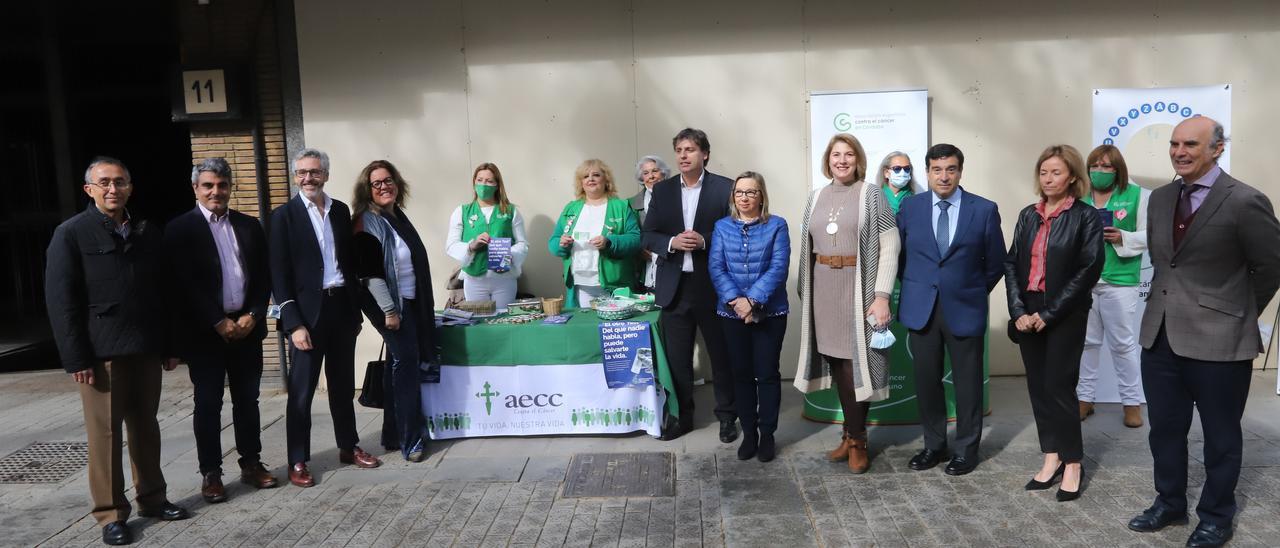 Representantes de los hospitales de Córdoba y de la AECC, en la campaña de prevención del cáncer de colon celebrada este jueves en el bulevar de Gran Capitán.
