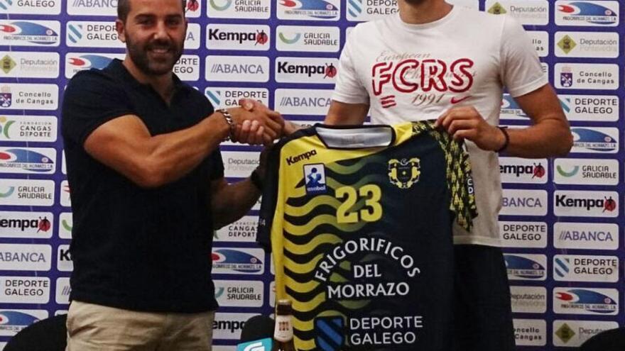 Milosevic posa con su nueva camiseta junto a Óscar Fernández. J.L.