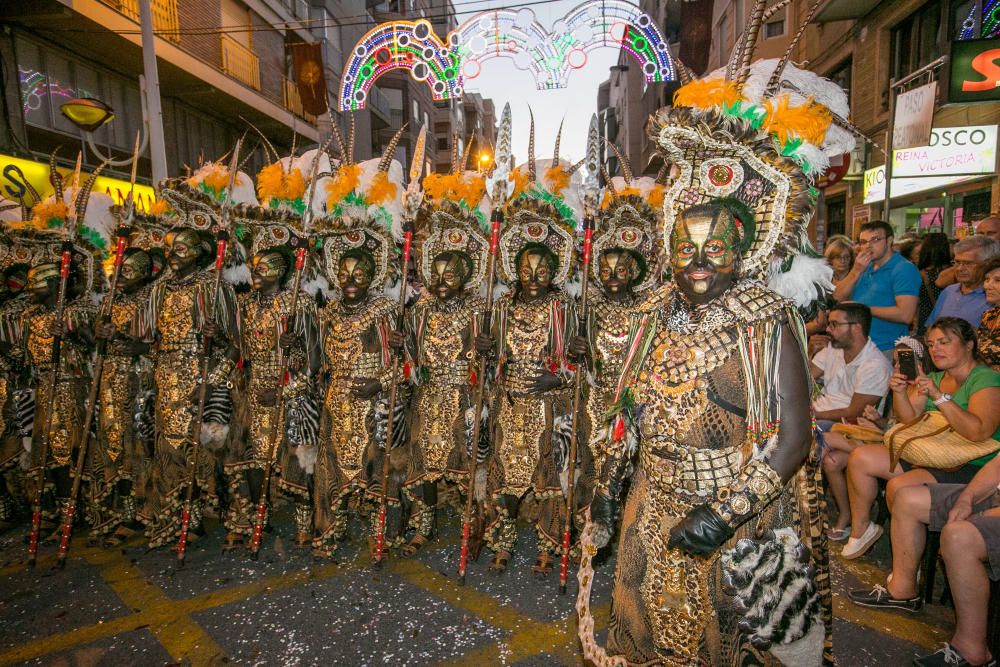 Los Benimerines abren los desfiles con un boato de más de 200 personas marcado por un espectáculo cautivador y las danzas salvajes