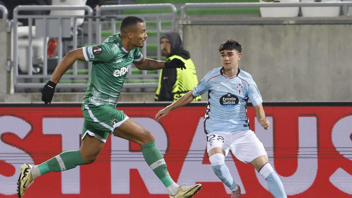 Angel Arcos trata de escapar deun rival en elpartido de ayer.