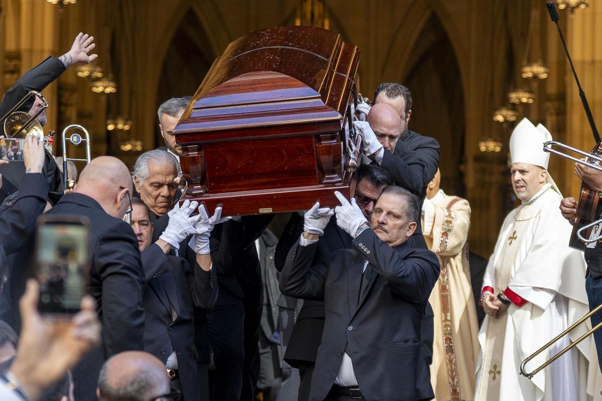 Personas sostienen el féretro del cantante Willie Colón este lunes, al finalizar una misa pública con motivo de su funeral en la Catedral de San Patricio en Nueva York (Estados Unidos). EFE/ Ángel Colmenares
