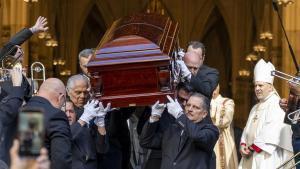 Personas sostienen el féretro del cantante Willie Colón este lunes, al finalizar una misa pública con motivo de su funeral en la Catedral de San Patricio en Nueva York (Estados Unidos). EFE/ Ángel Colmenares