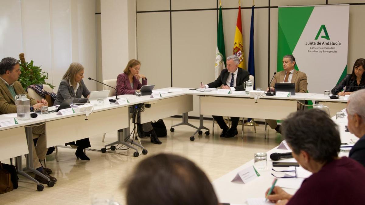 Fotografía panorámica de la comisión de seguimiento para el plan de choque del cribado de cáncer de mama.