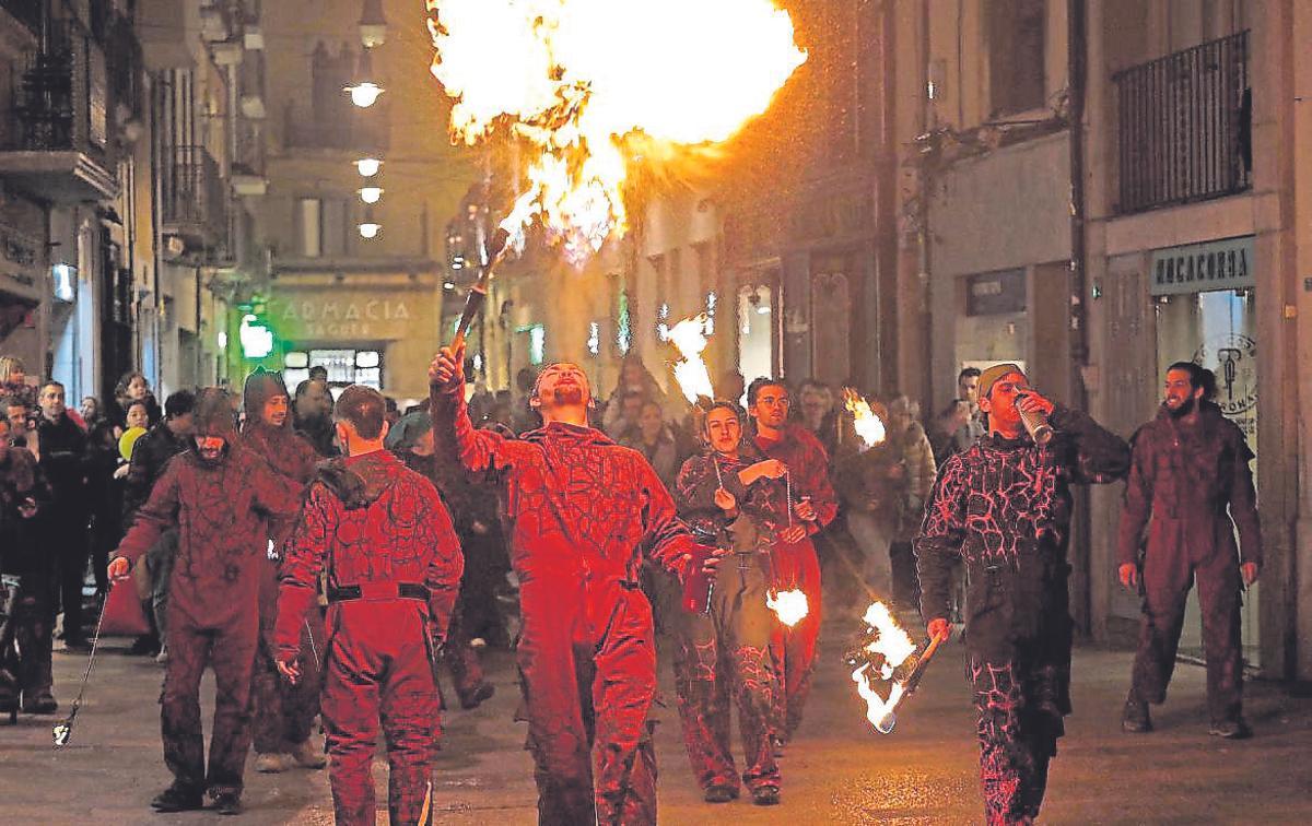 Els foguerons de Sant Antoni a la Rambla de Girona.