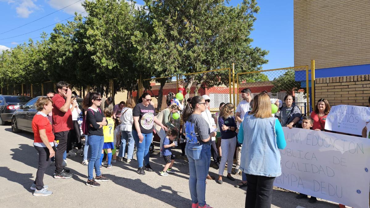 Familias se manifiestan en la puerta del CEIP María Auxiliadora de Morón de la Frontera