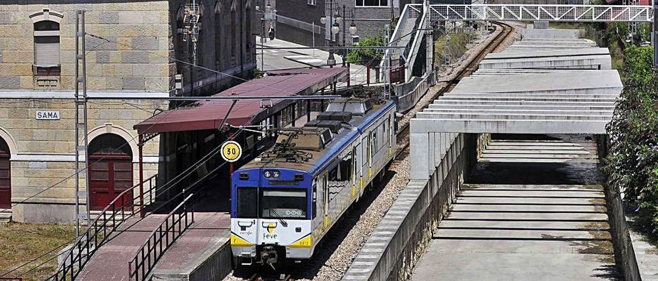 El tren circula junto a la actual estación de Sama.