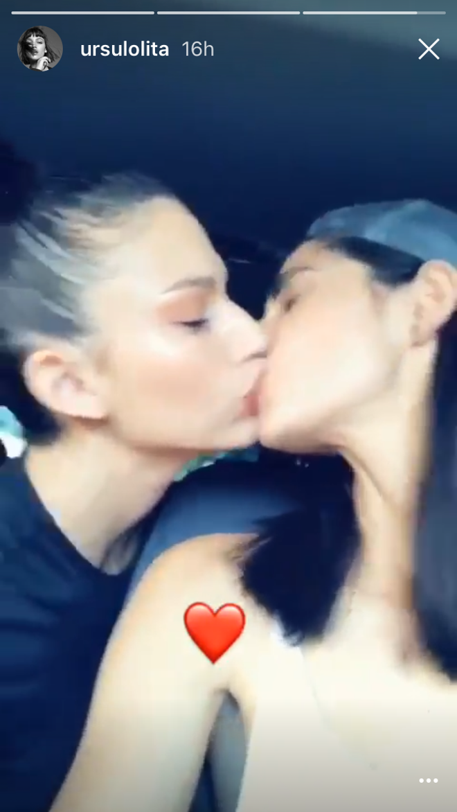 El apasionado beso de Úrsula Corberó y Alba Flores