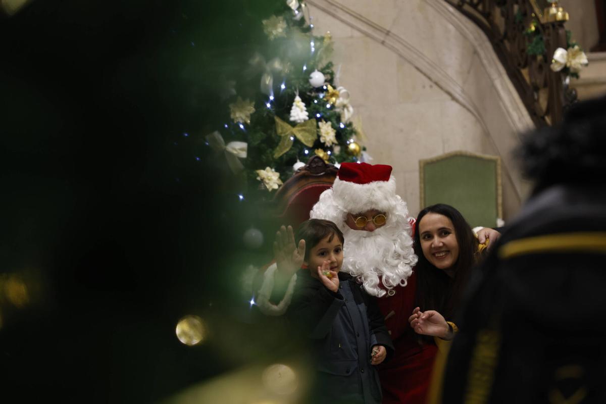 Papá Noel recibe a los niños en el Ayuntamiento de Oviedo tras suspenderse la Cabalgata