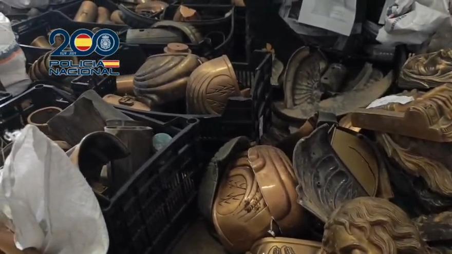 La Policía Nacional continúa con la entrega de los efectos robados en el cementerio de Torrero