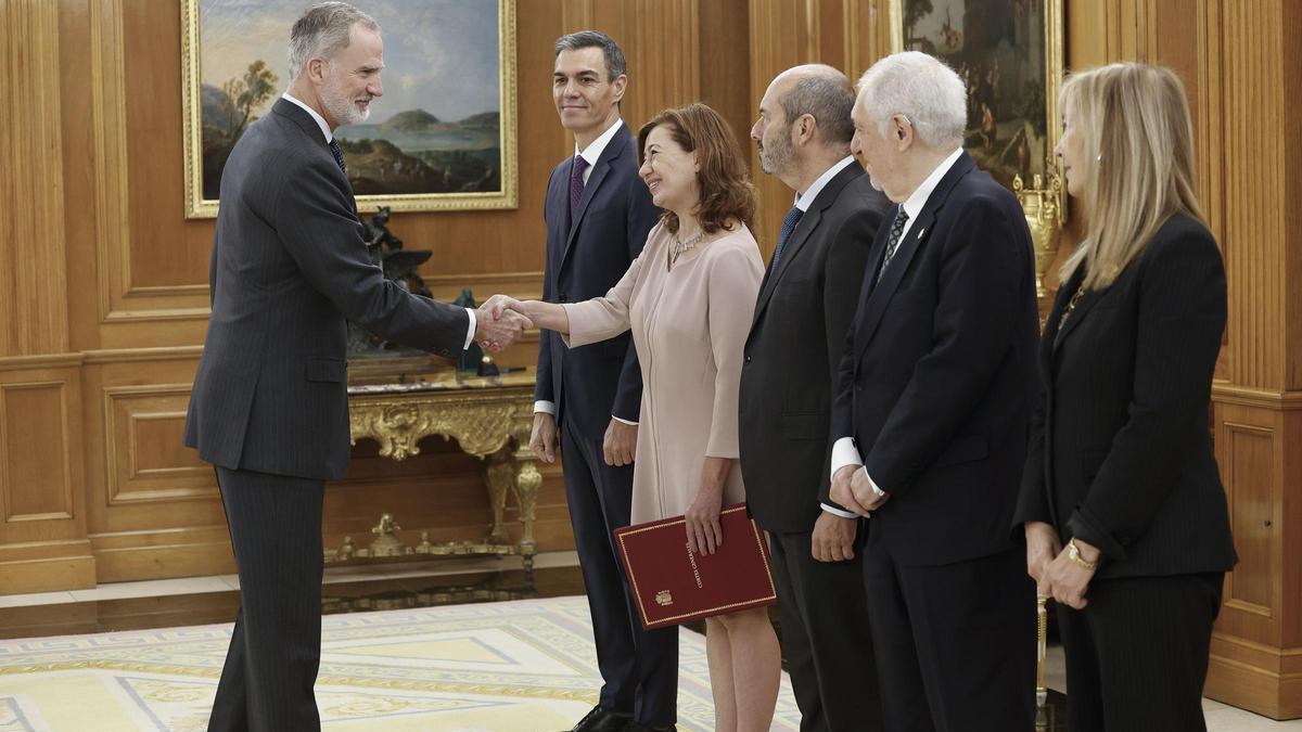 El rey da la mano a la presidenta del Congreso y ex presidenta del Govern Balear, Francina Armengol.