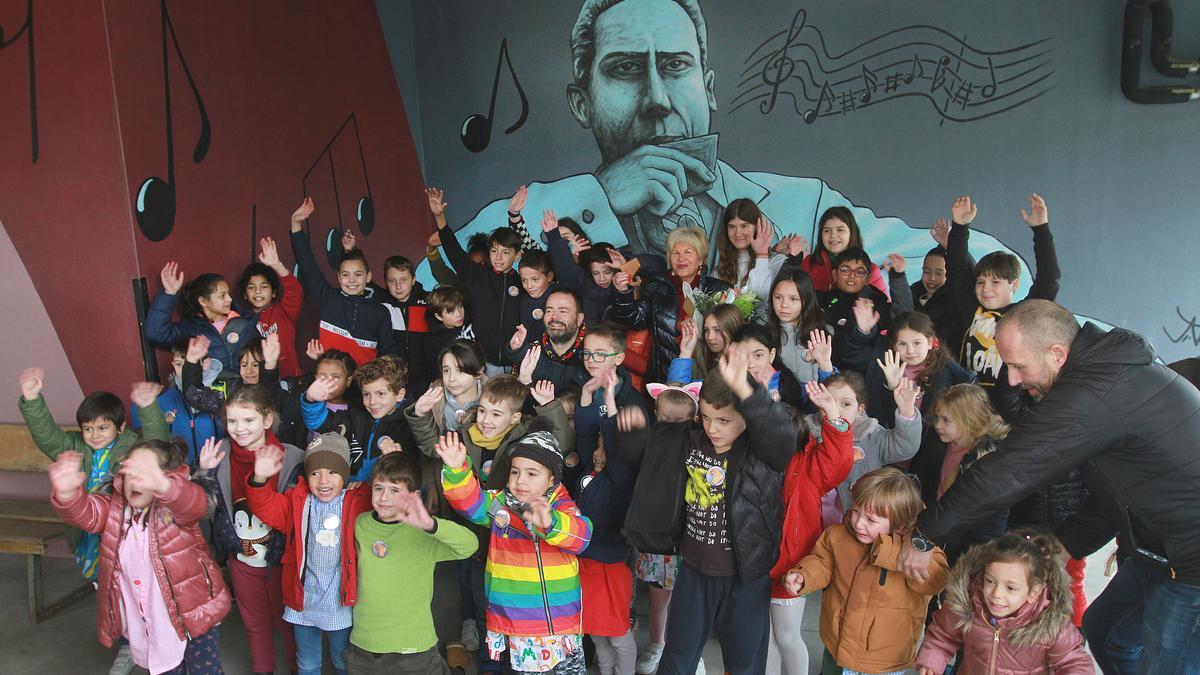 Alumnado de la escuela frente al mural que recrea a José María tocando su &#039;chifre&#039; de capador.