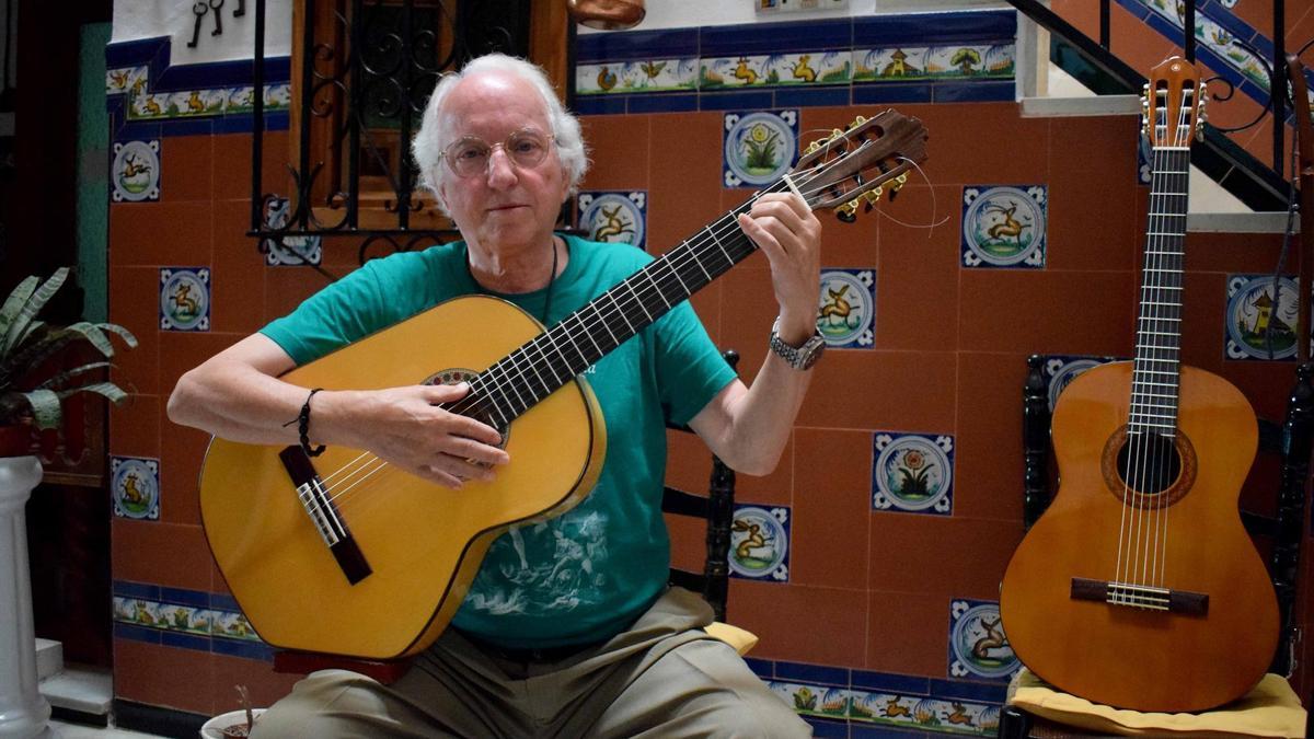 El instrumento creado por Jesús Solano destaca por su peculiar forma, que rompe la silueta de la guitarra clásica. / M. M.