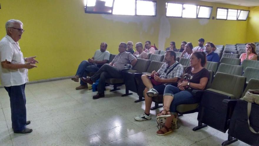 Asistentes a la asamblea celebrada esta tarde noche en la Gerencia