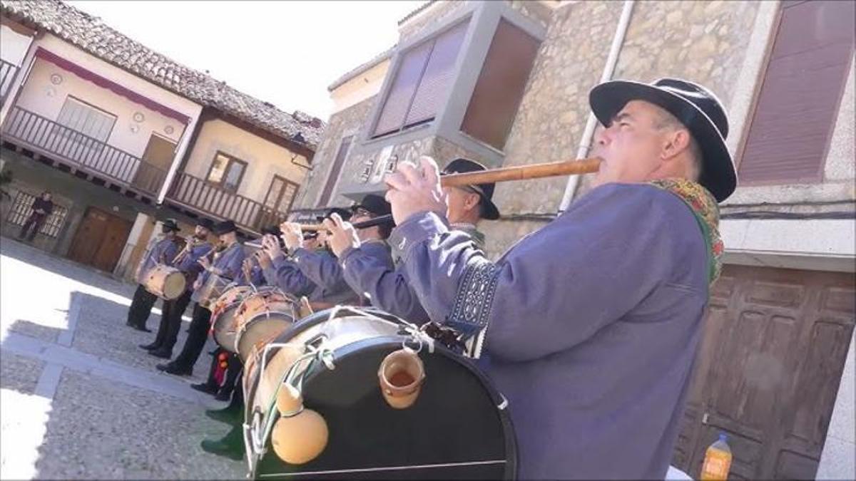 Escuela de Tamborileros en Collado de la Vera.