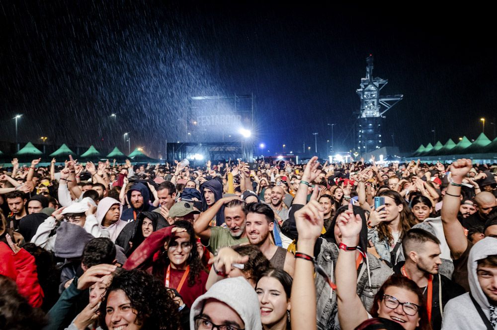 Así se vivió la lluvia la primera noche del festival Festardor, en el Port de Sagunt.