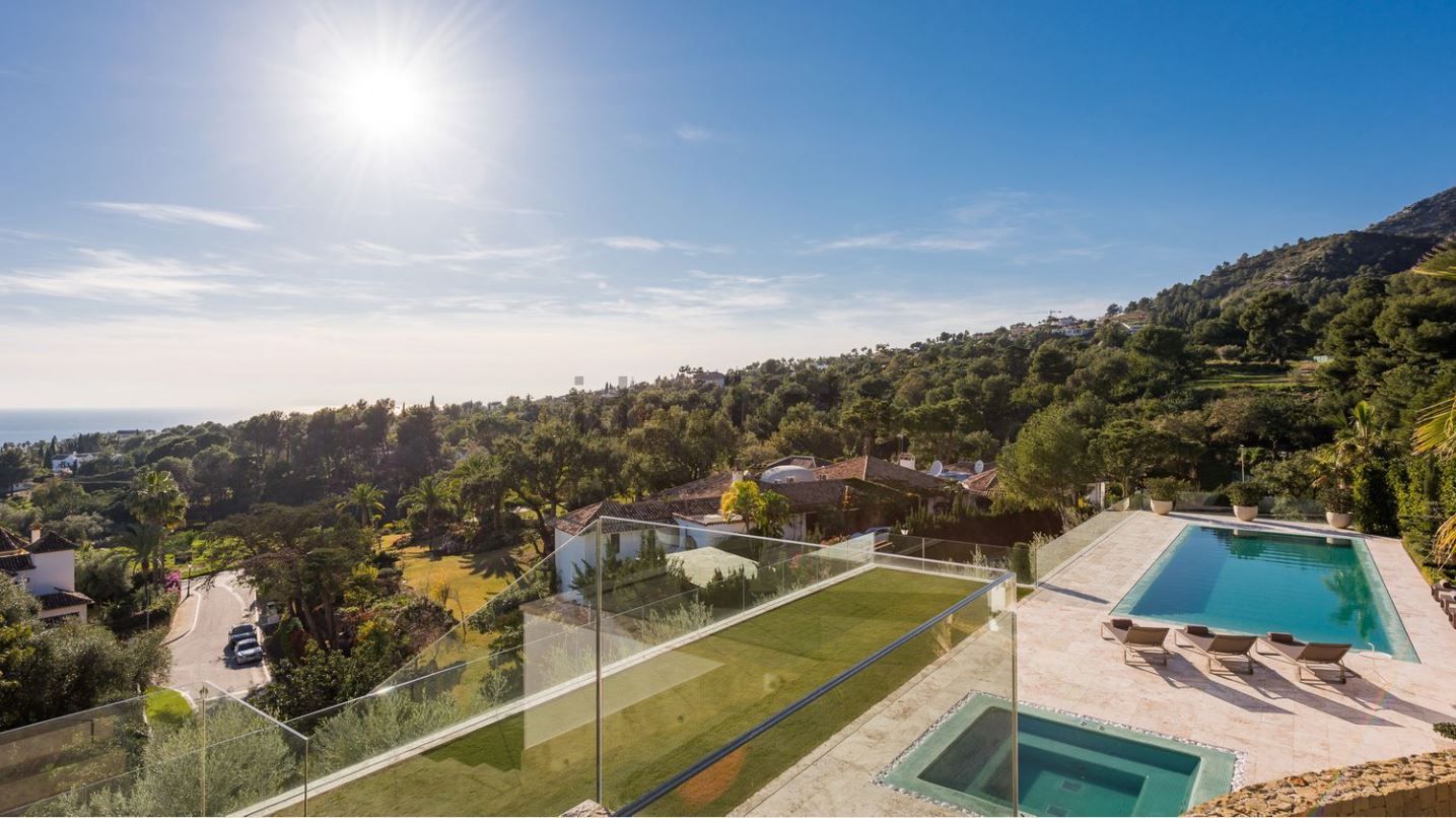 Vivienda valorada en 27,5 millones de euros y ubicada en una de la comunidades cerradas más prestigiosas de Marbella (Málaga): Cascada de Camoján, en las estribaciones de Sierra Blanca. Tiene 9 habitaciones y casi 2.500 m2.