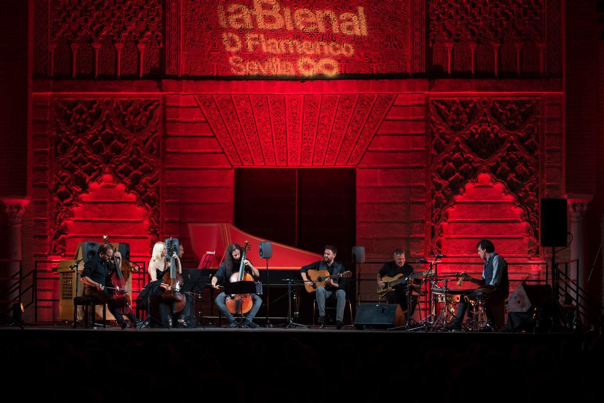 Accademia del Piacere, junto al guitarrista Dani de Morón, el bajista José Manuel Posada, Popo y el percusionista Agustín Diassera, durante el estreno de ’Metamorfosis’ en el Alcázar de Sevilla, el 24 de septiembre.