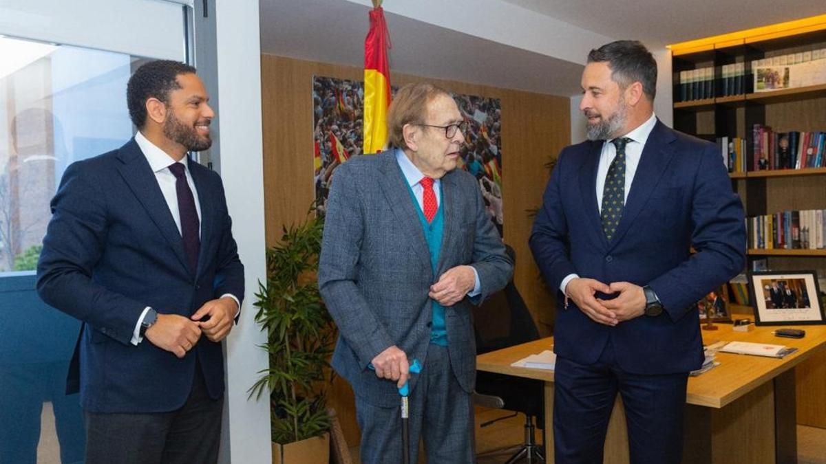 Ramón Tamames con los dirigentes de Vox Ignacio Garriga y Santiago Abascal.