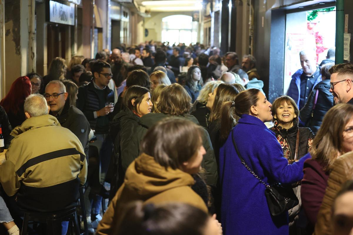 Ambiente en las tascas de Castelló durante las pasadas fiestas de la Magdalena.