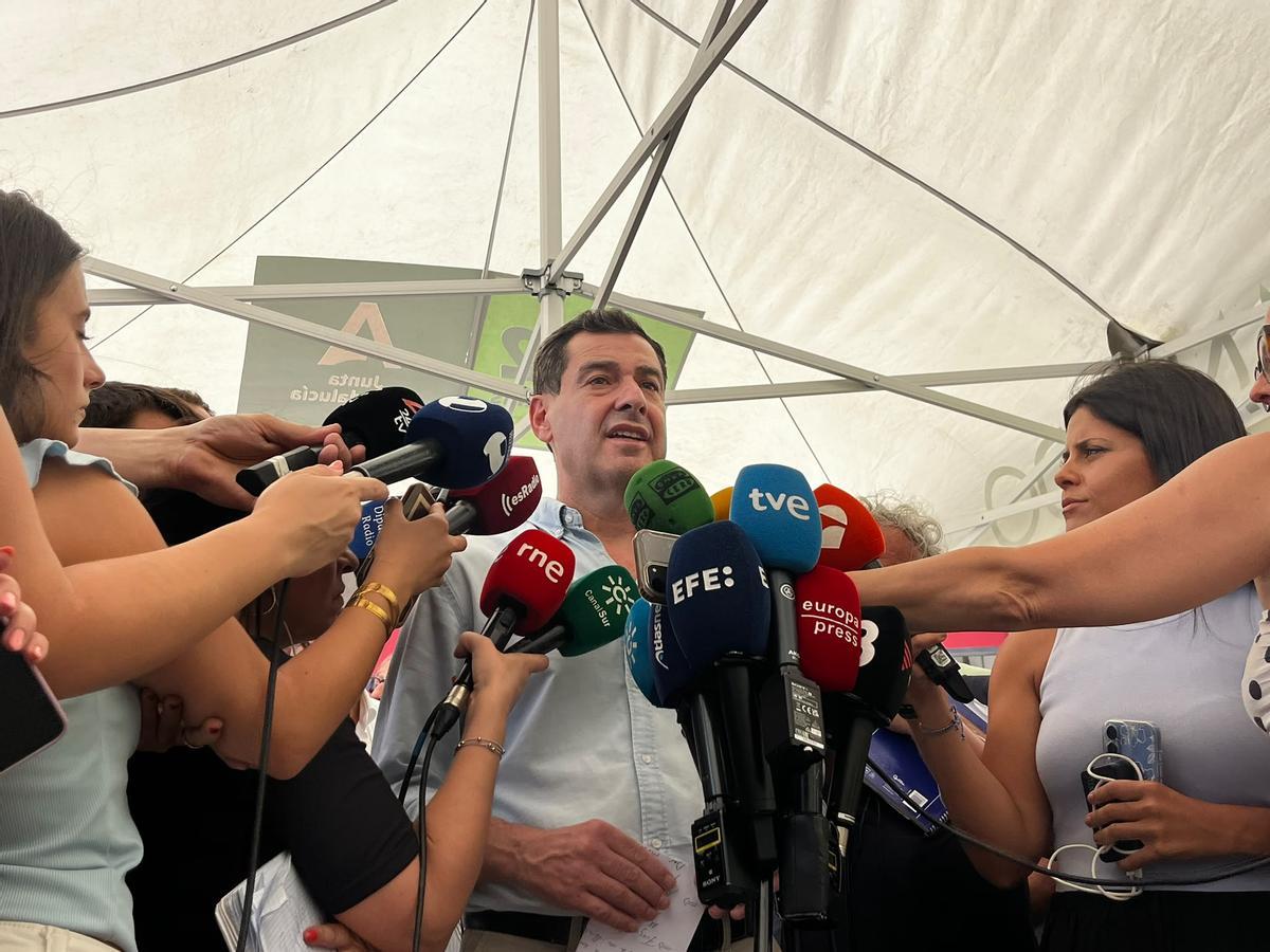 El presidente de la Junta, Juanma Moreno, comparece ante los medios en el Puesto de Mando por el incendio de Los Gallardos